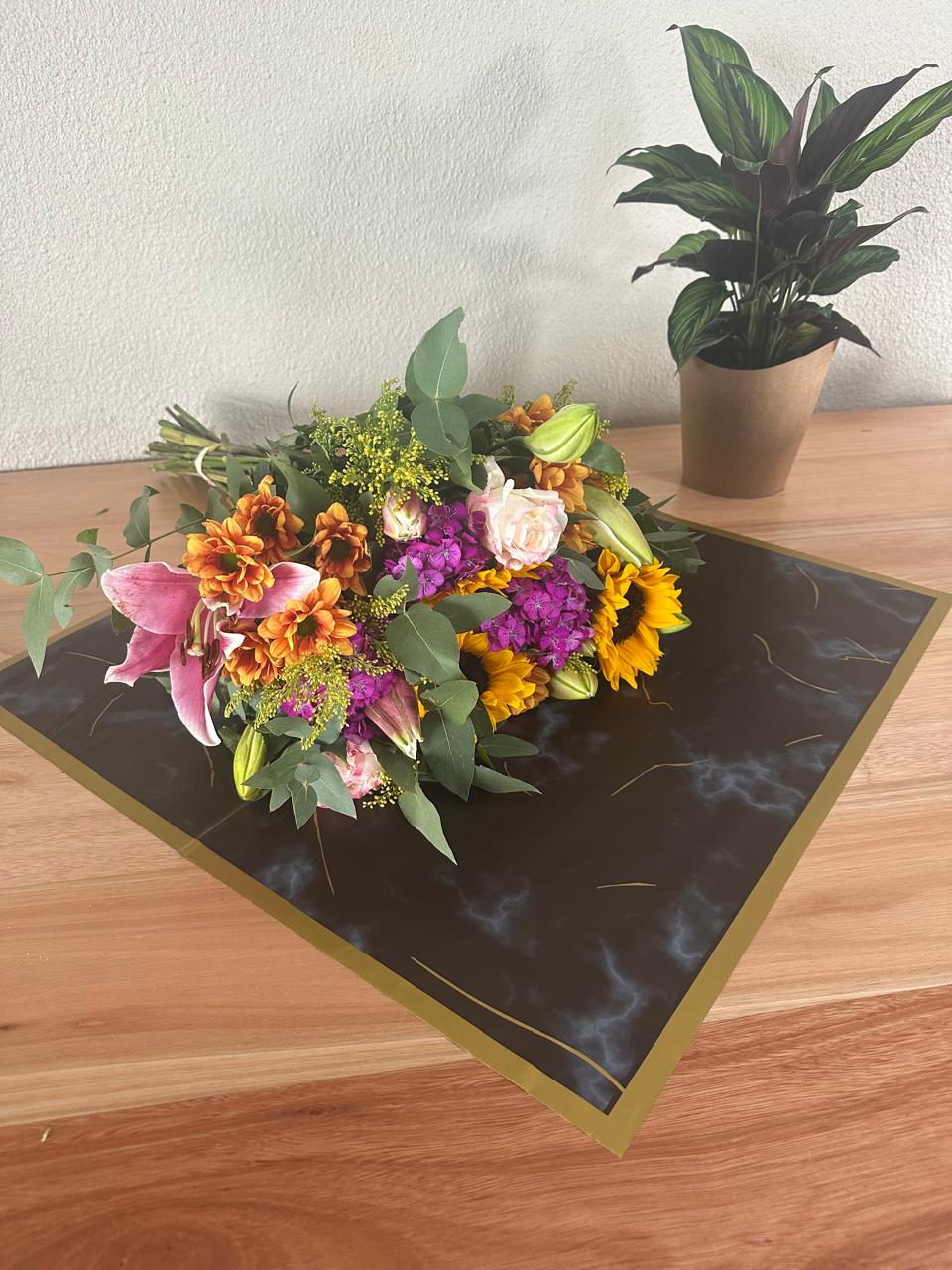Zellophan-Blumenverpackung: Schwarz-Gold-Marmor (20er-Pack)