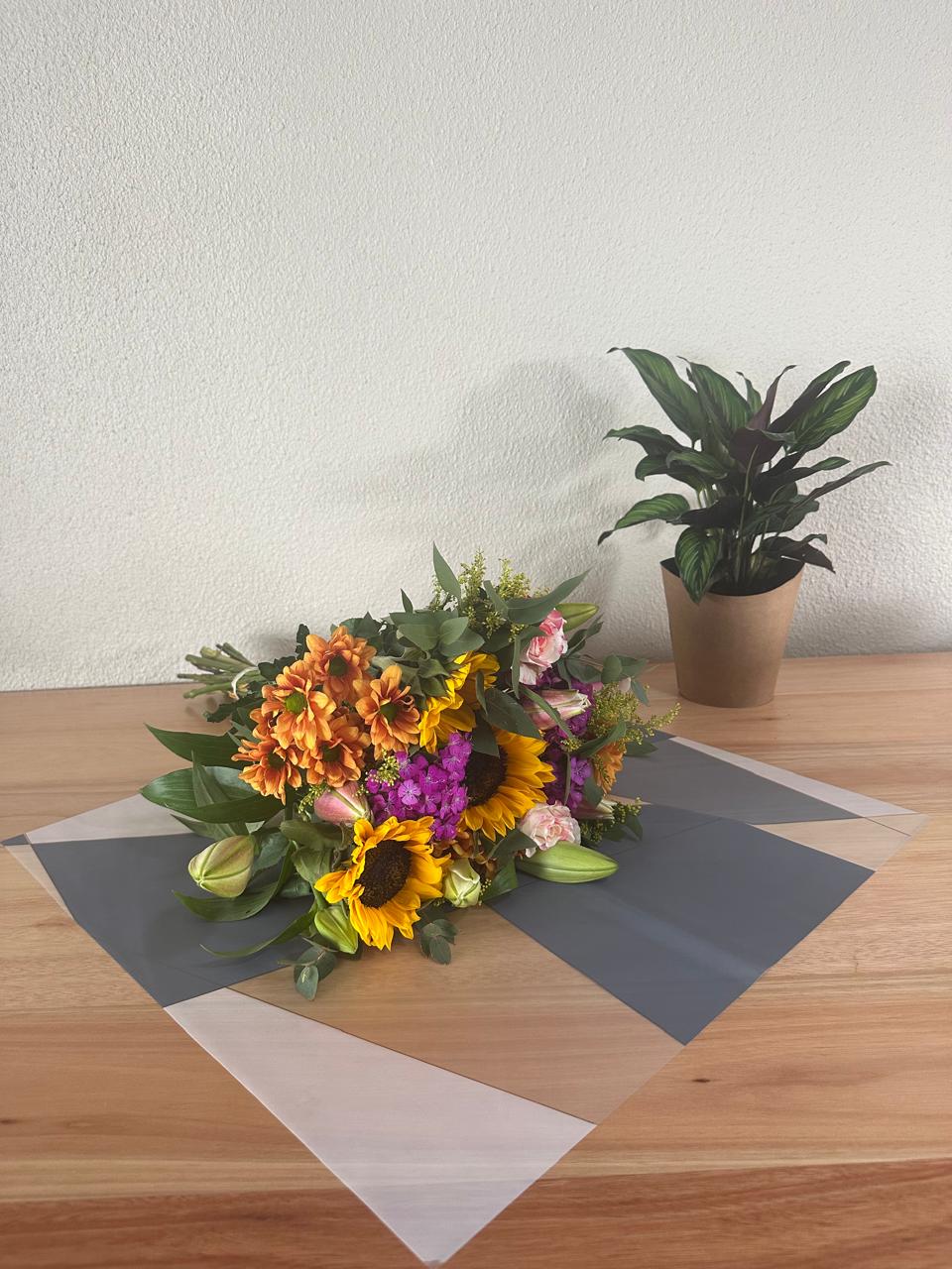 Emballage cellophane pour fleurs : deux tons gris et blanc, bordure dorée (paquet de 20)