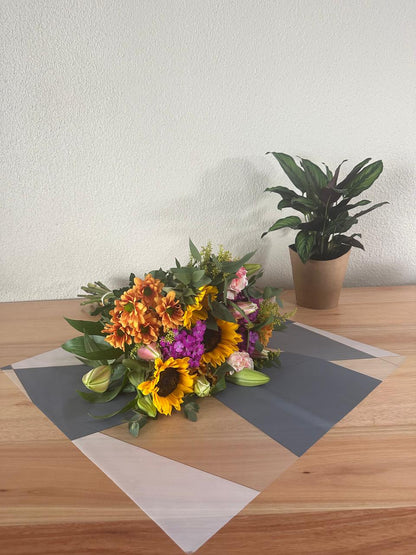 Emballage cellophane pour fleurs : deux tons gris et blanc, bordure dorée (paquet de 20)