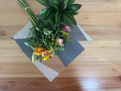 Emballage cellophane pour fleurs : deux tons gris et blanc, bordure dorée (paquet de 20)