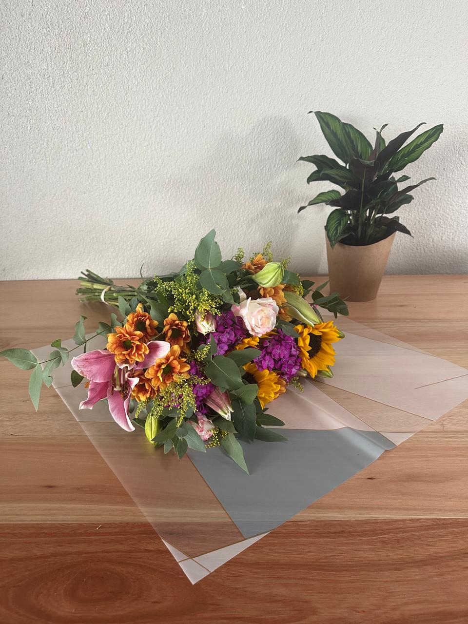 Emballage cellophane pour fleurs : abricot bicolore et bordure or blanc (paquet de 20)