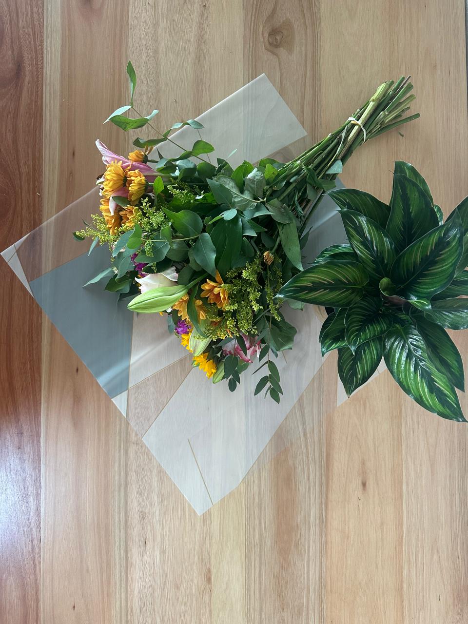 Emballage cellophane pour fleurs : abricot bicolore et bordure or blanc (paquet de 20)