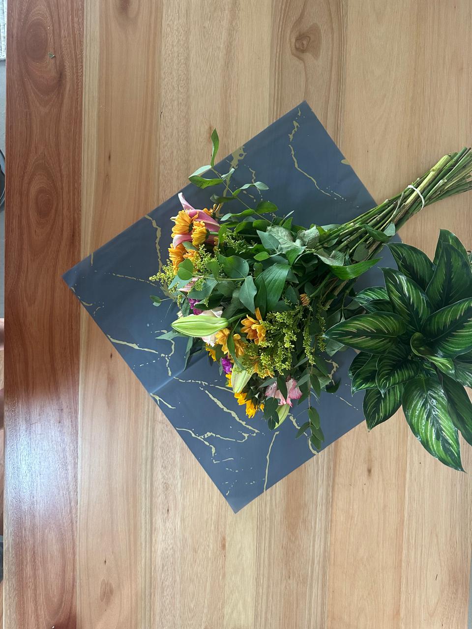 Emballage cellophane pour fleurs : marbre gris et doré (paquet de 20)