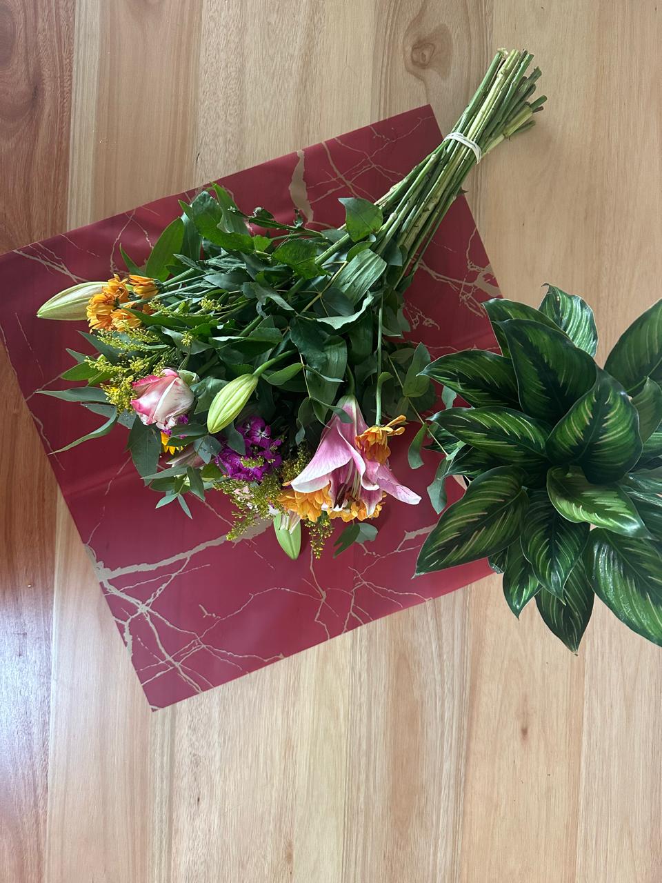 Emballage cellophane pour fleurs : Marbre rouge et doré (paquet de 20)
