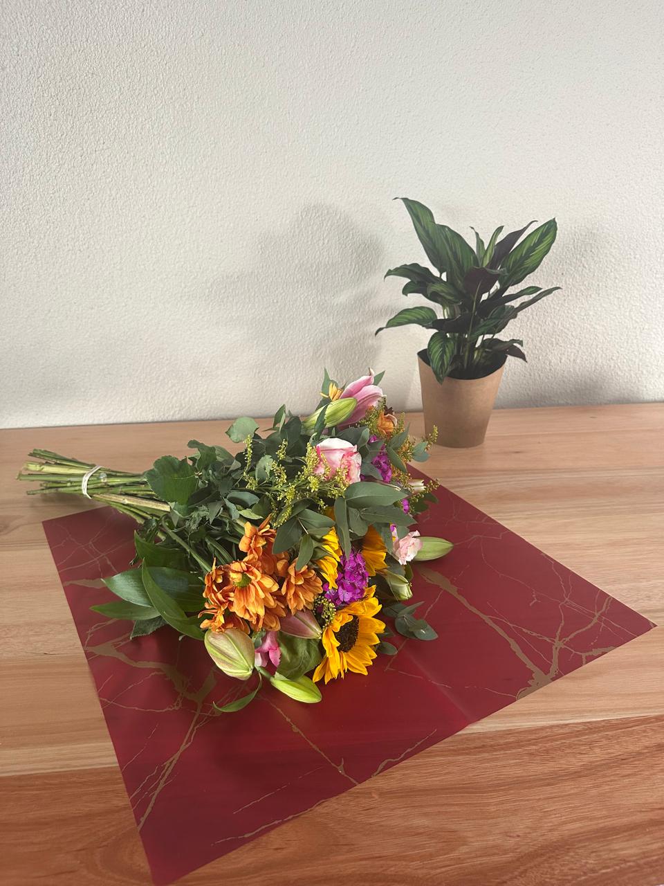 Emballage cellophane pour fleurs : Marbre rouge et doré (paquet de 20)