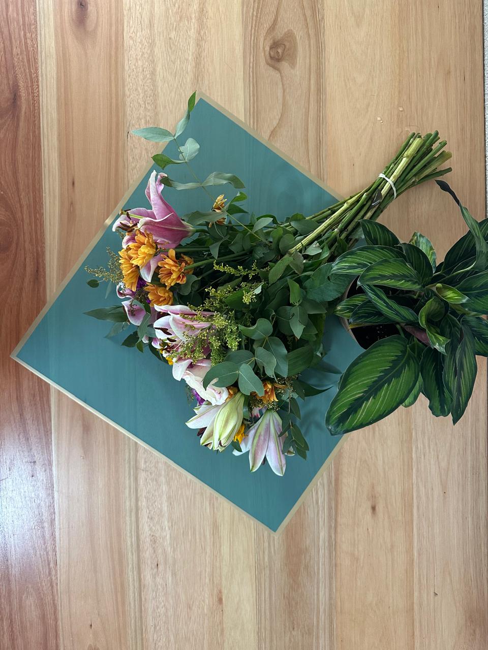 Emballage cellophane pour fleurs : turquoise foncé semi-transparent avec bordure dorée (paquet de 20)