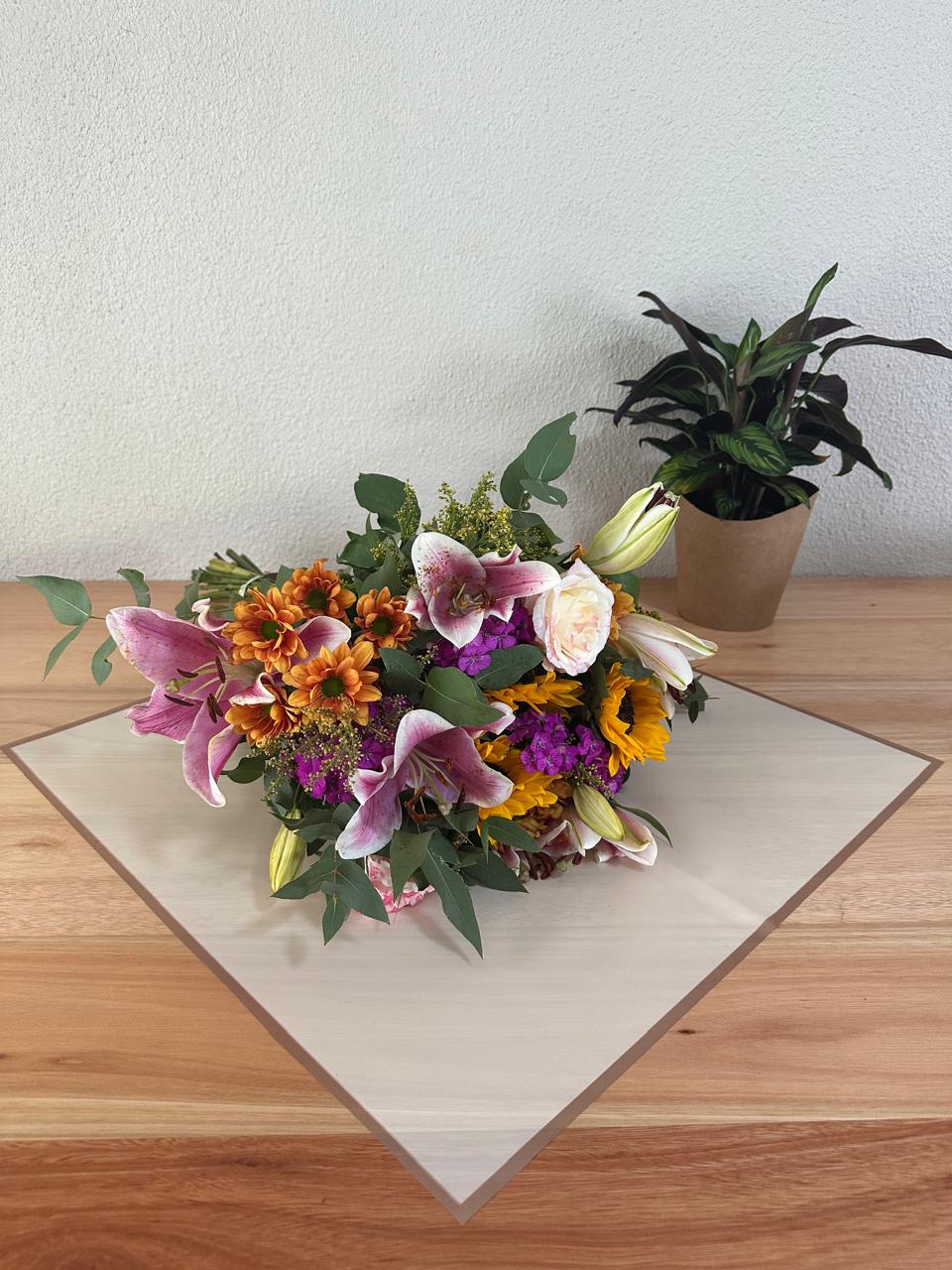 Emballage cellophane pour fleurs : jaune avec bordure dorée (paquet de 20)