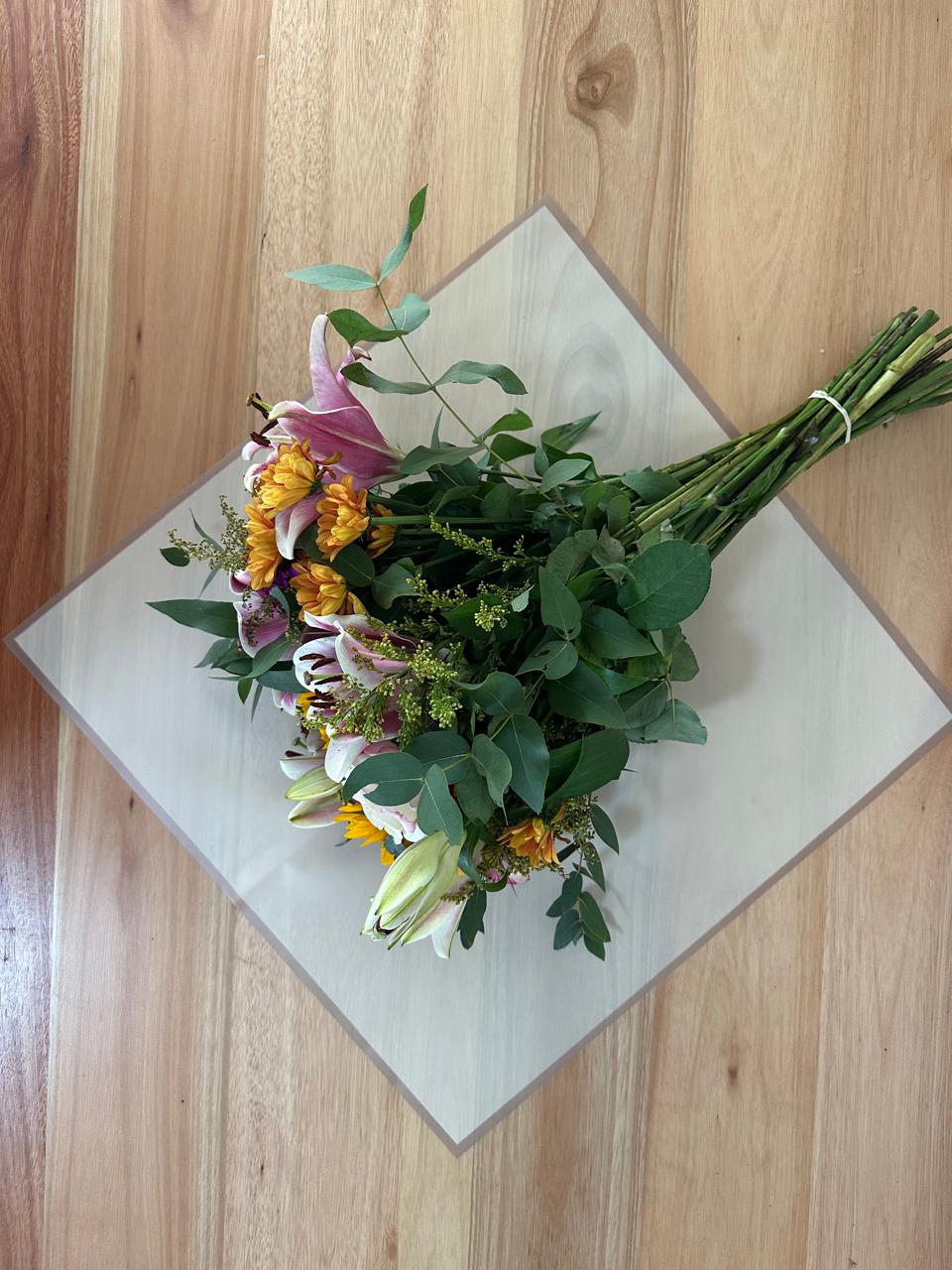 Emballage cellophane pour fleurs : jaune avec bordure dorée (paquet de 20)