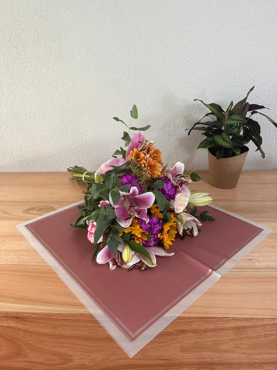 Zellophan-Blumenverpackung: Transparentes Altrosa mit mattiertem Rand und Goldbesatz (20er-Packung)